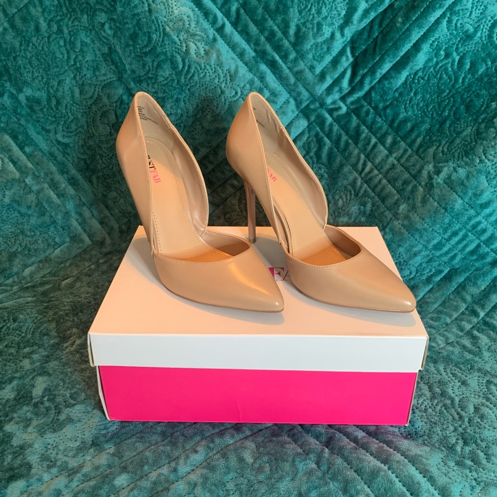 Nude Faux leather pumps